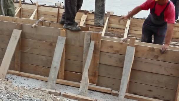 Concrete is being poured with continuous casting. - Video