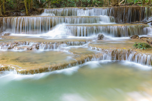 Wasserfall im tiefen Urwald im Frühling - Foto, Bild