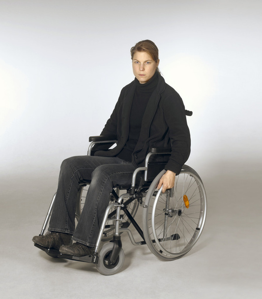 Tekerlekli sandalyede oturan kadın - Fotoğraf, Görsel
