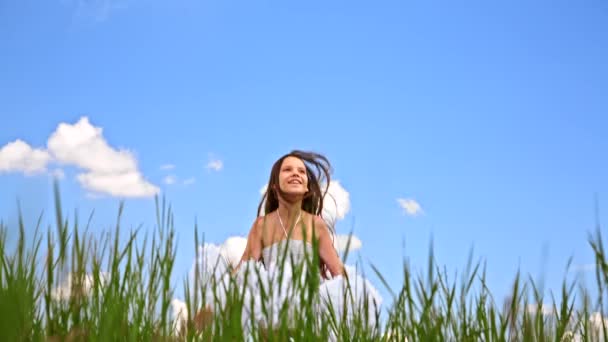 Menina feliz pulando no campo verde
 - Filmagem, Vídeo