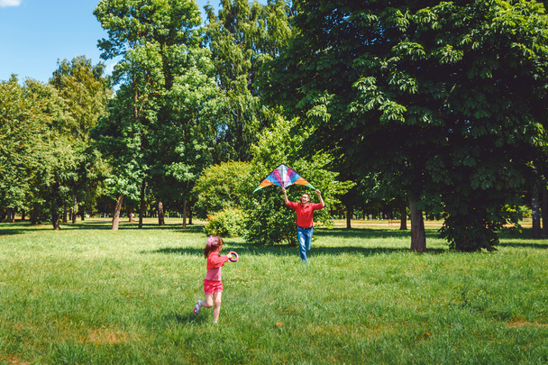 The girl and her father play with a kite. - Valokuva, kuva