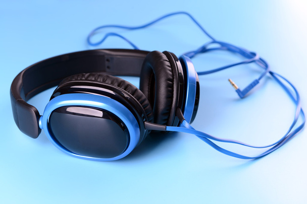 Headphones on blue background - Foto, Imagen