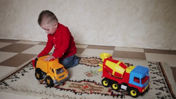 lapsi poika ja hänen isänsä leikkivät lelu runko
 - Materiaali, video
