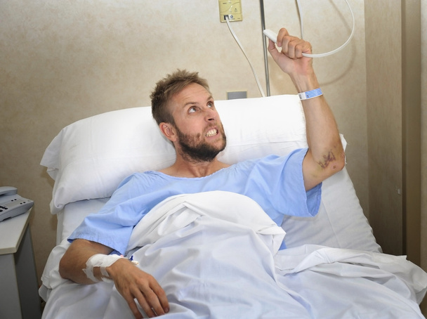 θυμωμένος άνθρωπος ασθενών στο νοσοκομείο δωμάτιο ξαπλωμένη στο κρεβάτι, πιέζοντας νοσοκόμα κλήση κουμπί αίσθηση νευρικό και αναστατωμένος - Φωτογραφία, εικόνα