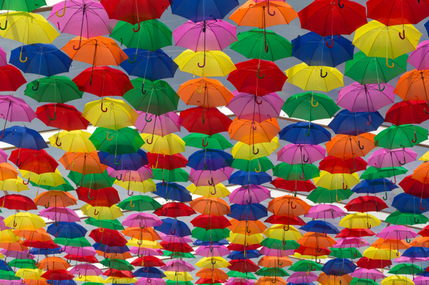Viele Regenschirme färben den Himmel - Foto, Bild
