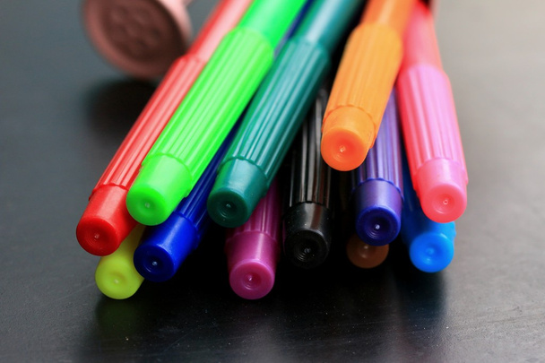 Canetas marcadores coloridos
 - Foto, Imagem