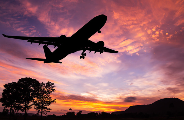 Siluetu komerční letadlo letící na západ slunce - Fotografie, Obrázek
