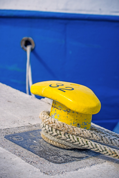 Bolder met mooring lijn van een trawler - Foto, afbeelding