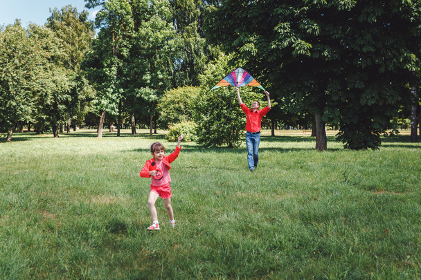 The girl and her father play with a kite. - Foto, Bild
