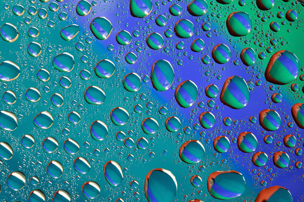 krople wody na kolorowym tle - Zdjęcie, obraz