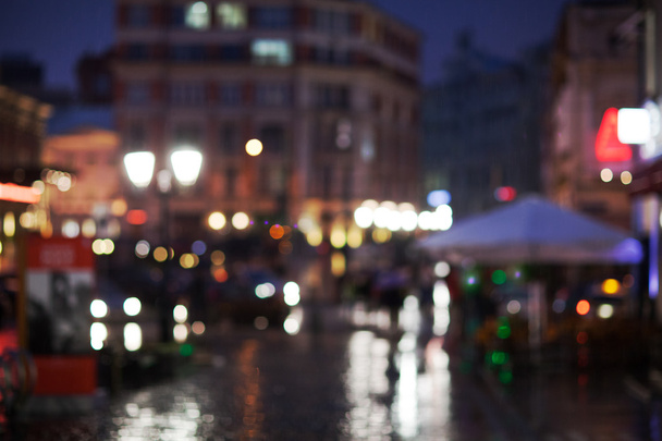 Hämärtynyt kaupunkikuva sateisena iltana
 - Valokuva, kuva