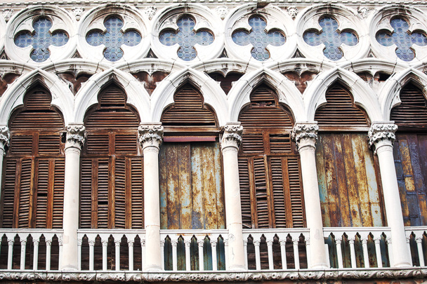 Древнее здание с изношенным фасадом в Венеции, Италия
 - Фото, изображение