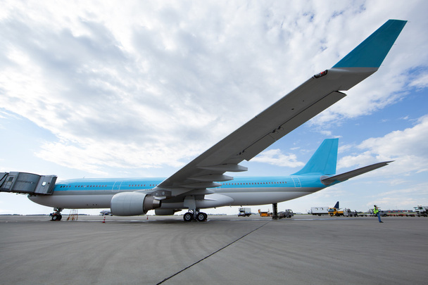 modernes Flugzeug steht am Flughafen - Foto, Bild