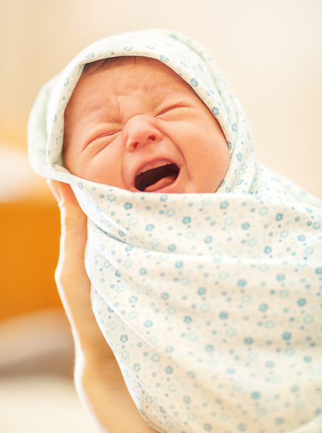 Újszülött anyák kezébe sírás - Fotó, kép