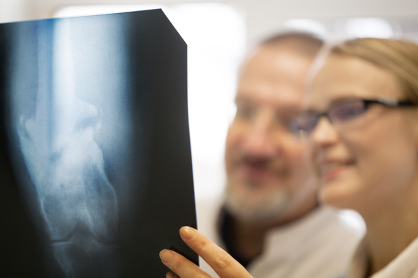 Médicos haciendo un diagnóstico usando imágenes de rayos X
 - Foto, Imagen