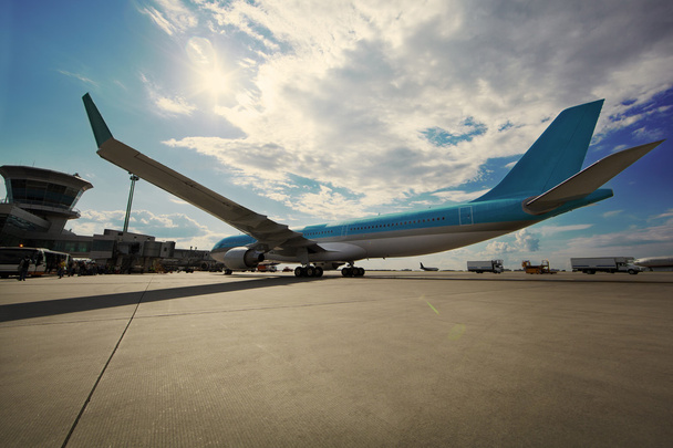 Самолет у терминала
 - Фото, изображение