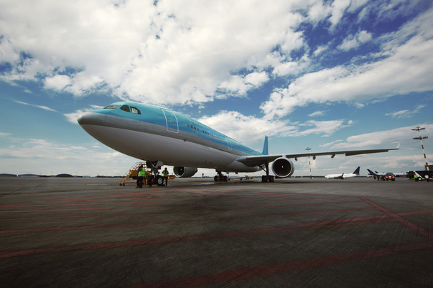 Самолет стоит на аэродроме
 - Фото, изображение