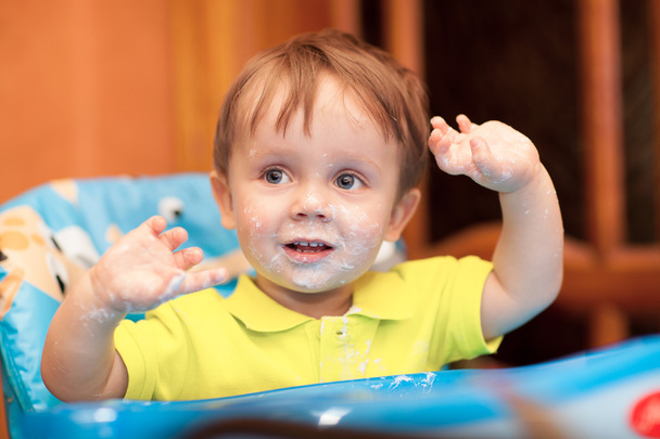glücklicher kleiner Junge mit schmutzigem Gesicht - Foto, Bild