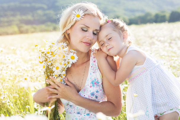 Dos hermanas en el campo de flores de margarita, hora de verano
 - Foto, Imagen