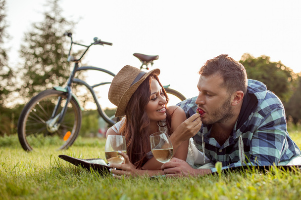 Pretty young lovers are dating in the park - Fotoğraf, Görsel