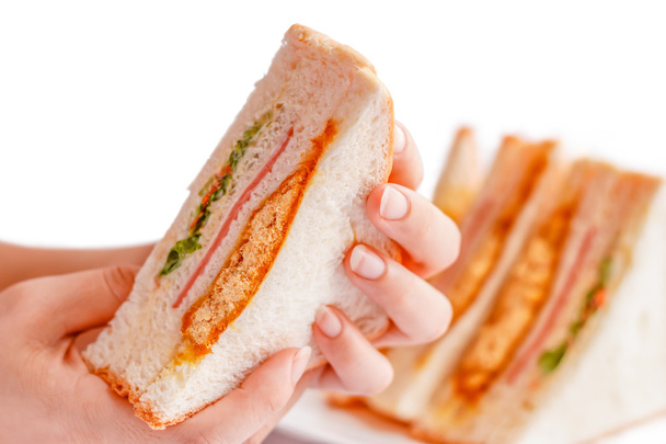 I sandwich nella donna sono la mano
. - Foto, immagini