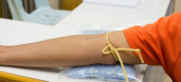 Campionamento di sangue con siringa e ago per analisi
 - Foto, immagini