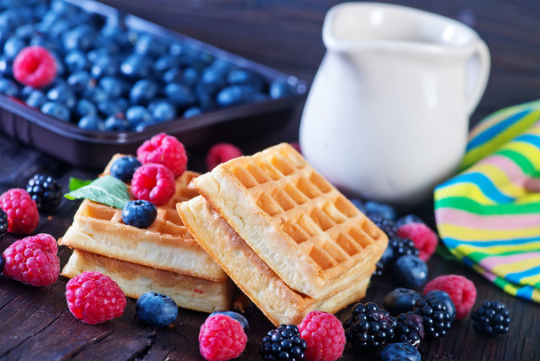 Wafels with berries and fresh milk - Foto, immagini