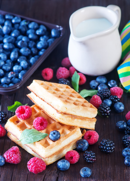 Wafels with berries and fresh milk - Foto, Imagen