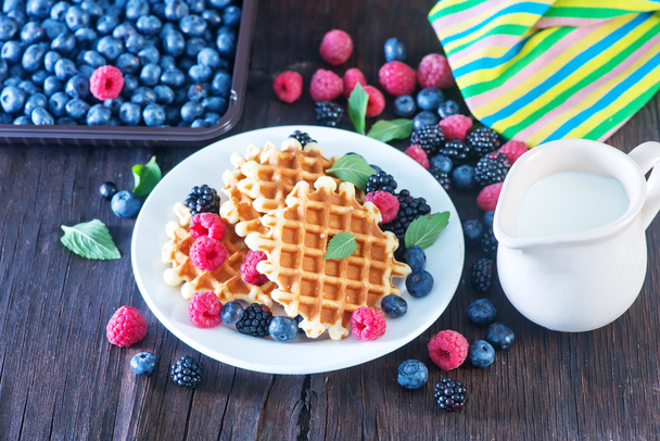 Wafels with berries and fresh milk - Foto, Imagem