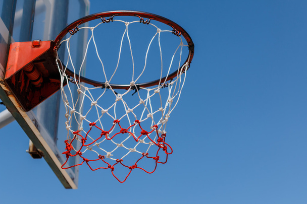 cerceau de basket avec ciel bleu.  - Photo, image