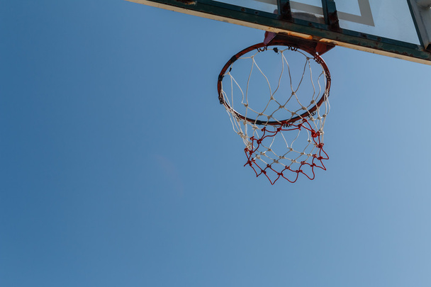 μπάσκετ στεφάνι με μπλε ουρανό.  - Φωτογραφία, εικόνα
