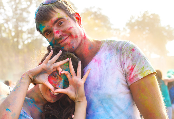 Szczęśliwa para zakochana na festiwalu kolorów holi - Zdjęcie, obraz