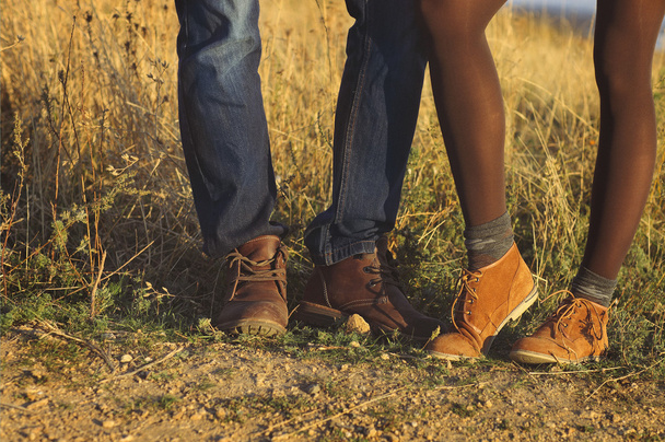 Ζευγάρι άνδρα και γυναίκας πόδια στην αγάπη ρομαντικό υπαίθρια με φθινόπωρο s - Φωτογραφία, εικόνα