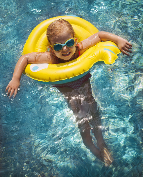 Happy child playing in swimming pool - Фото, зображення