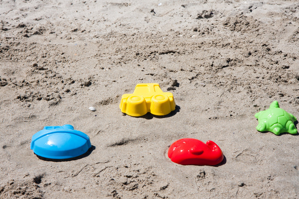 пляжные игрушки в песке и море
 - Фото, изображение