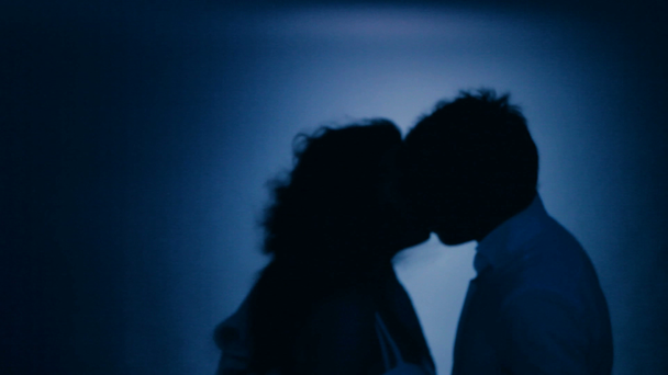 Homem e mulher beijam ao luar na praia
 - Filmagem, Vídeo