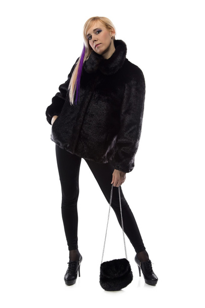 Immagine di donna con borsa di pelliccia, mento in su
 - Foto, immagini