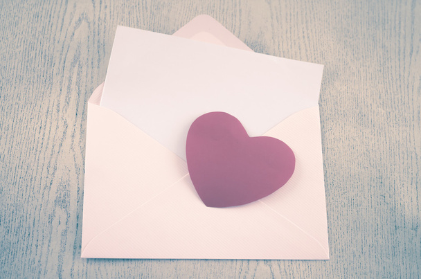 κόκκινη καρδιά με ροζ φάκελο - Φωτογραφία, εικόνα