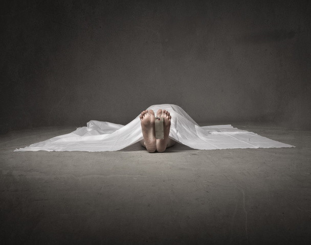 death body under white cloth - Foto, immagini