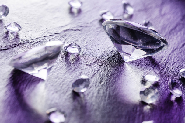 Different diamonds in purple light - Foto, afbeelding