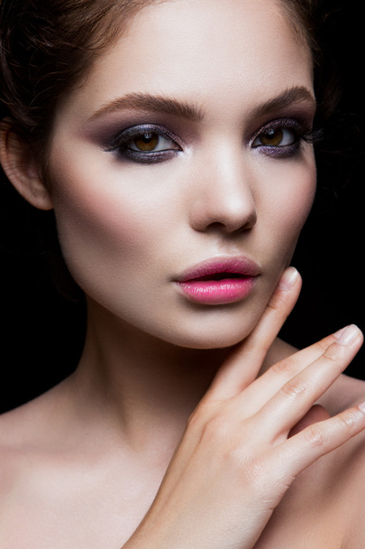 Close-up portrait of beautiful woman with bright make-up - Foto, afbeelding