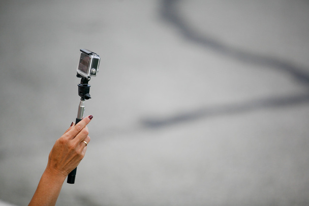 Ręka kobiety z trzciny kamery - Zdjęcie, obraz