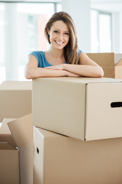 Woman moving in her new house - Foto, Imagem