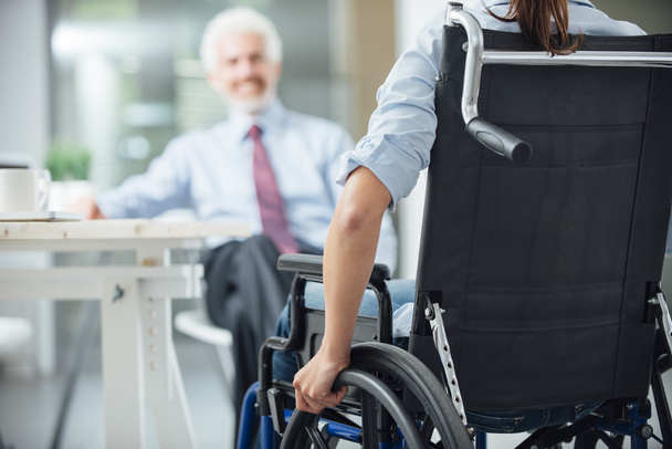 Mujer discapacitada teniendo una reunión de negocios
 - Foto, Imagen