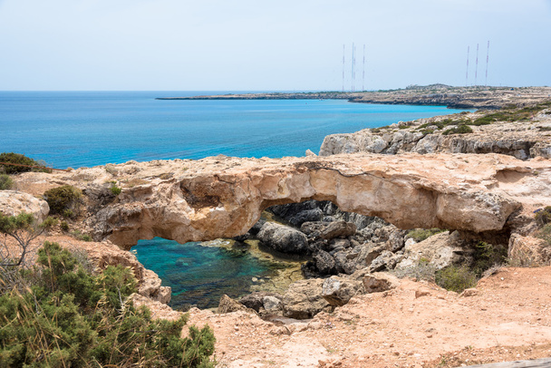Stenen boog op Cape Greko, Ayia Napa, Cyprus - Foto, afbeelding
