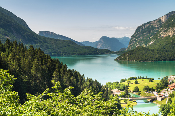 Lake Molveno, verkozen tot mooiste meer in Italië. - Foto, afbeelding