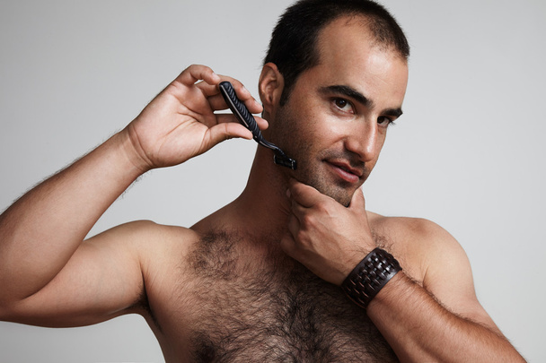 Homem com barba de barbear
 - Foto, Imagem
