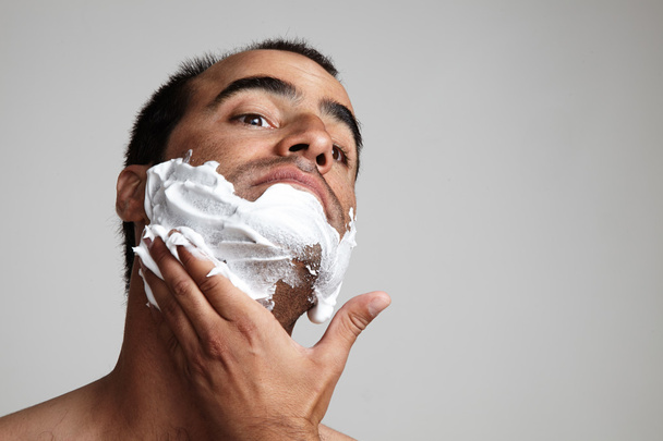 Hombre poniendo una espuma afeitada
 - Foto, Imagen