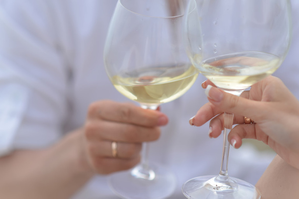 Homem e mulher com copos de vinho
 - Foto, Imagem