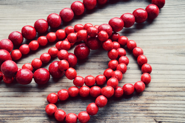 Perle ronde traditionnelle ukrainienne rouge en bois
 - Photo, image